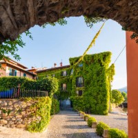 courtyard with house wall covered with ivy on lake como, italy - garden decoration stock pictures, royalty-free photos & images