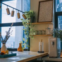 cozy kitchen island counter in small apartment - home decoration stock pictures, royalty-free photos & images