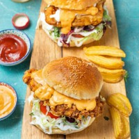 crispy fried chicken burger - junk food stock pictures, royalty-free photos & images