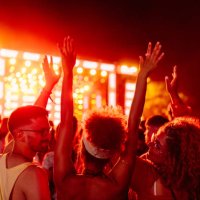 crowd cheering band at concert - concert stock pictures, royalty-free photos & images