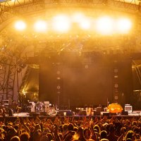 crowd clapping at empty stage - concert stock pictures, royalty-free photos & images