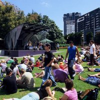 crowd watching free sunday concert - concert stock pictures, royalty-free photos & images