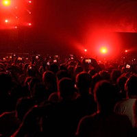 crowd with smart phones in a concert - concert stockfoto's en -beelden