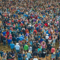 crowds at music festival - concert stock pictures, royalty-free photos & images