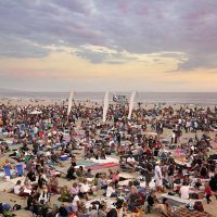 crowds gathered on the beach for outdoor concert - concert stock pictures, royalty-free photos & images