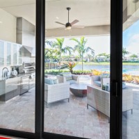 cuisine de luxe, patio extérieur de l'hôtel - garden decoration photos et images de collection