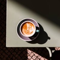 cup of cappuccino with latte art on the table, directly above view - coffee stockfoto's en -beelden