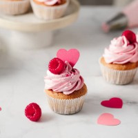 cupcakes à la framboise fraîchement préparés sur le comptoir de la cuisine - food photos et images de collection