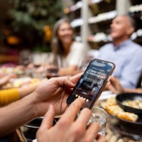 customer at a restaurant rating his experience on a mobile app - food stock pictures, royalty-free photos & images