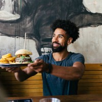 customer receiving food at burger restaurant - food stockfoto's en -beelden