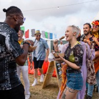 déjeuner de saisie lors d’un festival - concert photos et images de collection