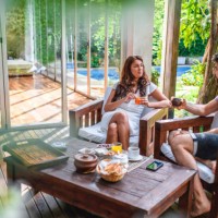 déjeuner relaxant de week-end à l’extérieur sur le pont d’accueil - garden decoration photos et images de collection