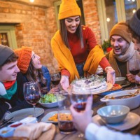 dîner en plein air - garden decoration photos et images de collection