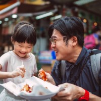 dad & daughter enjoying hong kong local street food joyfully in street - food stock pictures, royalty-free photos & images