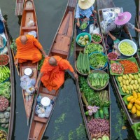 damnoen saduak floating market or amphawa. local people sell fruits, traditional food on boats in canal, ratchaburi district, thailand. famous asian tourist attraction. - food stock pictures, royalty-free photos & images