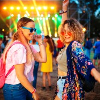 dancing at music festival - concert stock pictures, royalty-free photos & images