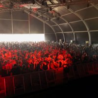 dancing crowd at a music festival - concert stock pictures, royalty-free photos & images