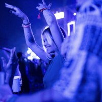 dancing on music festival by night! - concert stock pictures, royalty-free photos & images