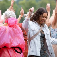 dancing with their best friends - concert stock pictures, royalty-free photos & images