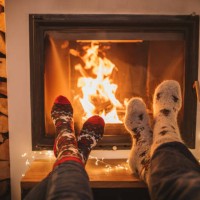de dag van de winter door open haard - home decoration stockfoto's en -beelden