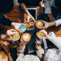 de mening van de hoogste hoek van een groep collectieve medewerkers die dranken met herbruikbare roestvrij staalrietjes hebben en na het werk vieren - coffee stockfoto's en -beelden