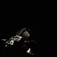 de saxofonist in de jazzclub - concert stockfoto's en -beelden