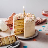 de verjaardagscake van de de fruit van de hartstocht - home decoration stockfoto's en -beelden