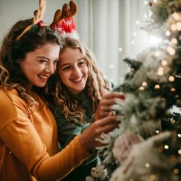 decorate christmas tree with your daughter - home decoration stock pictures, royalty-free photos & images