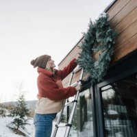 decorating my cabin house for the christmas holidays - garden decoration stock pictures, royalty-free photos & images