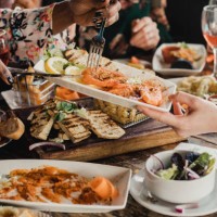 delen is zorgzaam - food stockfoto's en -beelden