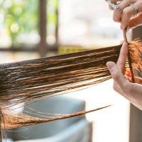 der friseur schneidet haare - hairstyle stock-fotos und bilder