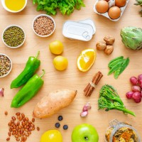 des aliments sains et variés pour une alimentation équilibrée sur une table en bois - food photos et images de collection