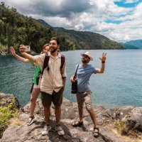 des amis prenant un selfie au sommet d’une montagne en patagonie, en argentine - travel photos et images de collection