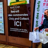 Des chefs lyonnais de renoms ont investi un kiosque en centre ville et crée une association redistribuant les bénéfices de la vente de leurs repas à...