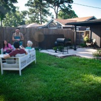 des liens familiaux multigénérationnels lors d’un barbecue dans la cour - garden decoration photos et images de collection