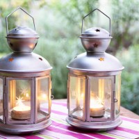 deux des lanternes sur une table dans le jardin - garden decoration photos et images de collection