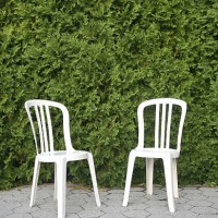 deux fauteuils en plastique de haies sur le devant - garden decoration photos et images de collection