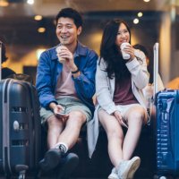 deux touristes asiatiques avec les valises, passer du temps heureux au café - travel photos et images de collection