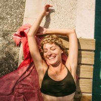 die sonne genießen - hairstyle stock-fotos und bilder