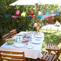 dining table in garden - garden decoration stockfoto's en -beelden
