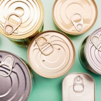 directly above shot of canned food on turquoise background - food stockfoto's en -beelden