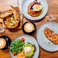 directly above view of breakfast with coffee on wooden table - food photos et images de collection