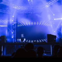 dj playing techno music on the stage - concert stock pictures, royalty-free photos & images