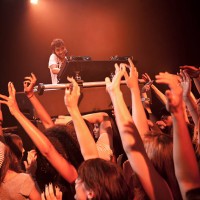 dj spinning at nightclub surrounded by crowd - concert stock pictures, royalty-free photos & images