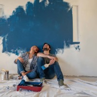 doordachte paar schilderij hun huis - home decoration stockfoto's en -beelden
