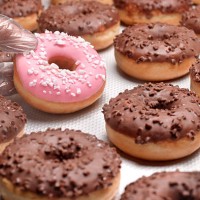 doughnuts chocolate, lifting pink doughnut - junk food stockfoto's en -beelden