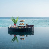 drijvend ontbijt op overloopzwembad in luxe hotel - food stockfoto's en -beelden