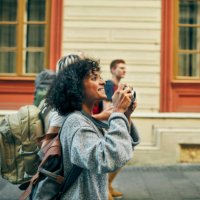 duizendjarige vrienden bezoek foreign city - travel stockfoto's en -beelden