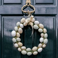easter egg wreath on front door - home decoration stock-fotos und bilder