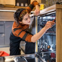 een vaatwasser repareren - home decoration stockfoto's en -beelden